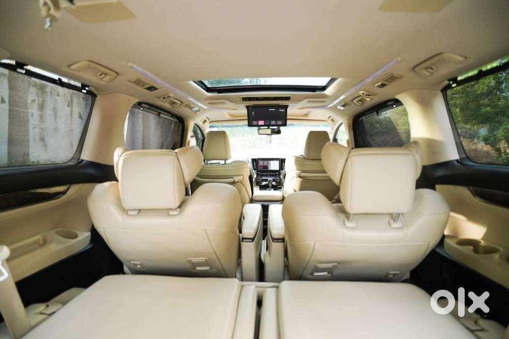 Toyota Vellfire 2.5 Executive Lounge, 2023, Petrol