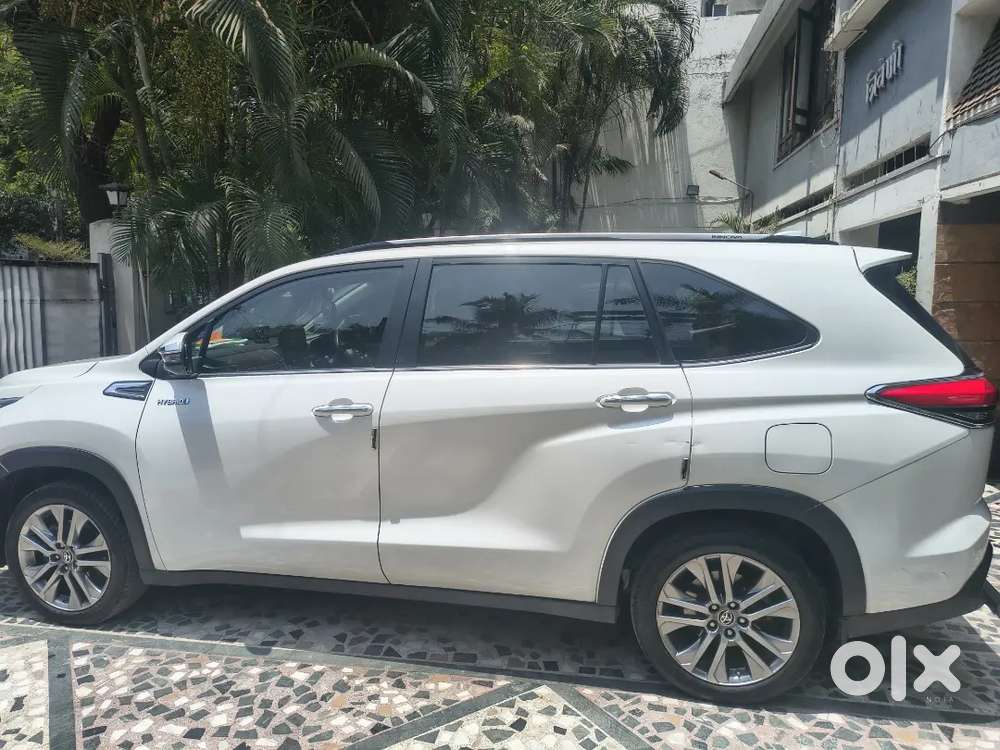 Toyota Innova Hycross 2023 Petrol 72739 Km Driven