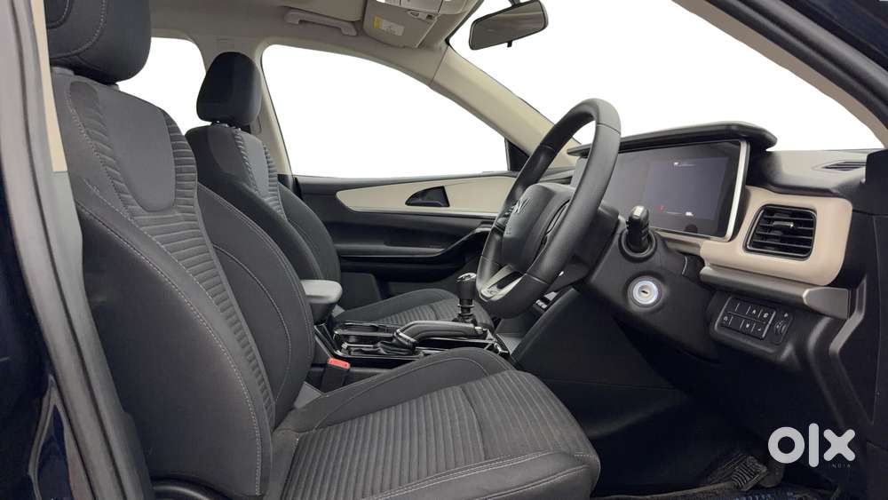 Mahindra Xuv700 2.0 Ax 5 Petrol Mt 7 Str, 2022, Petrol