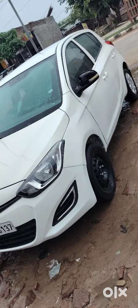 गाड़ी धौलपुर राजस्थान हाउसिंग बोर्ड कॉलोनी में है