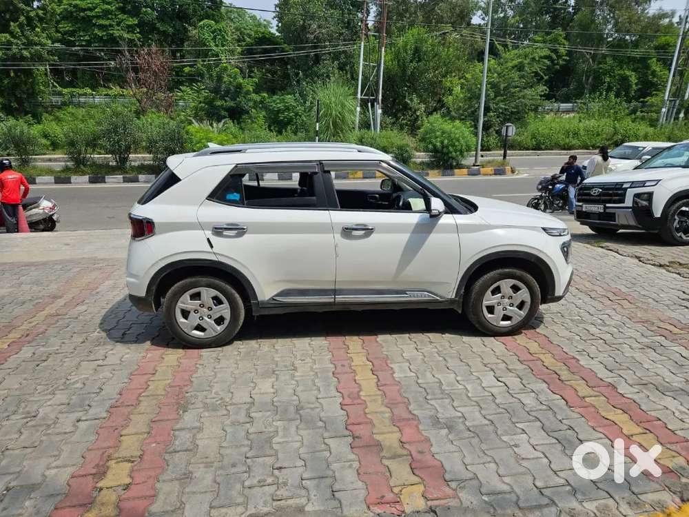 Hyundai Venue Showroom Condition Car Petrol 41000 Km Driven