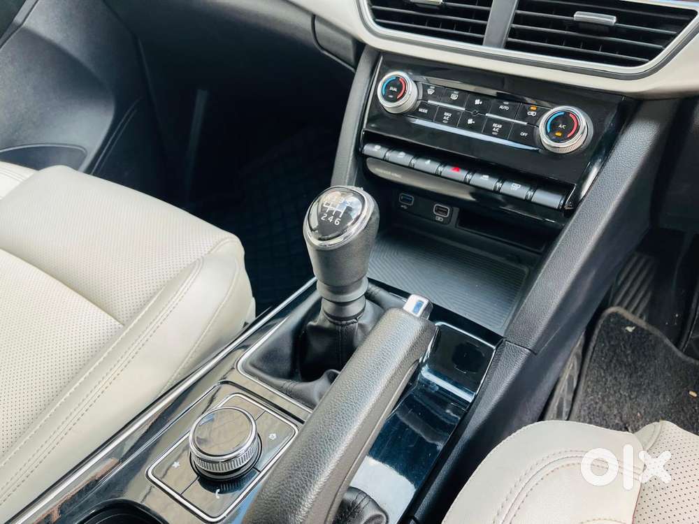Mahindra Xuv700 2.0 Ax 7 Petrol Mt Str, 2022, Petrol