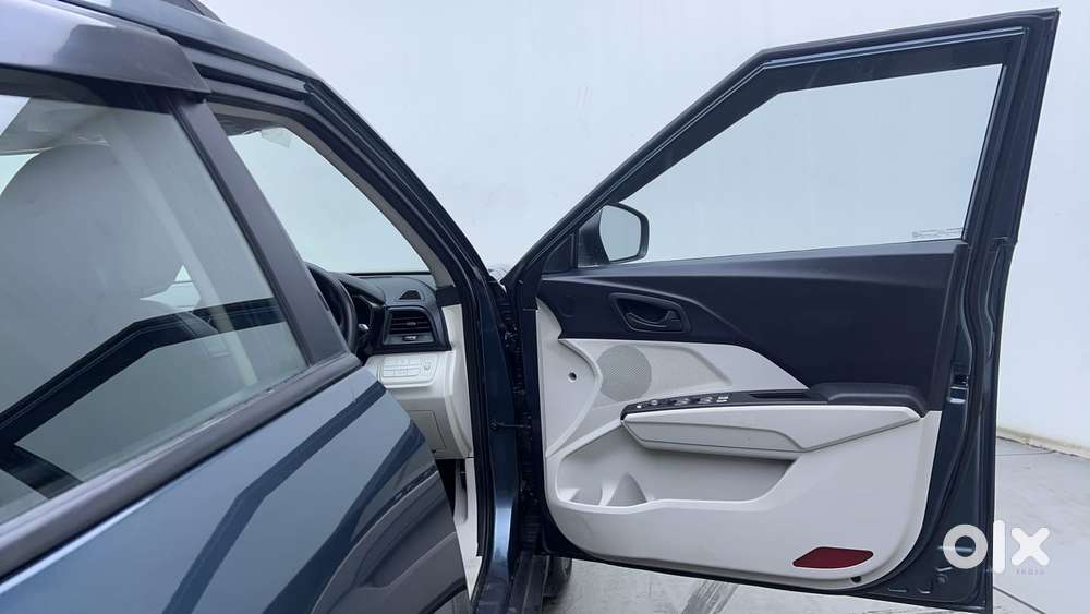 Mahindra Xuv300 1.2 W6 Amt Petrol, 2023, Petrol