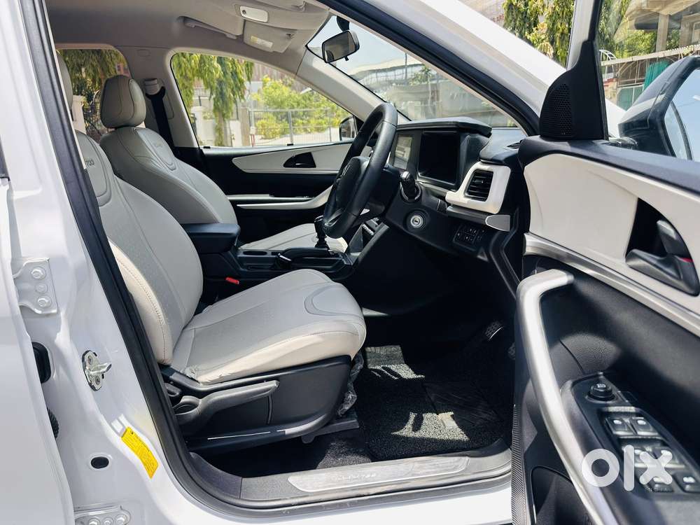 Mahindra Xuv700 2.0 Mx Petrol Mt 5 Str, 2022, Petrol