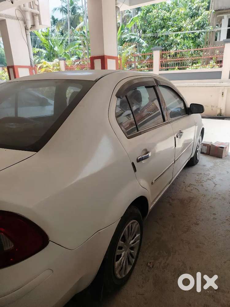 Ford Fiesta Petrol 1600 Cc Engine Luxury Sedan White Color Car
