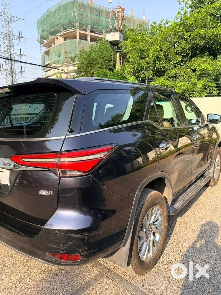 2022 Toyota Fortuner 4*4 At (black Crystalline Shine)
