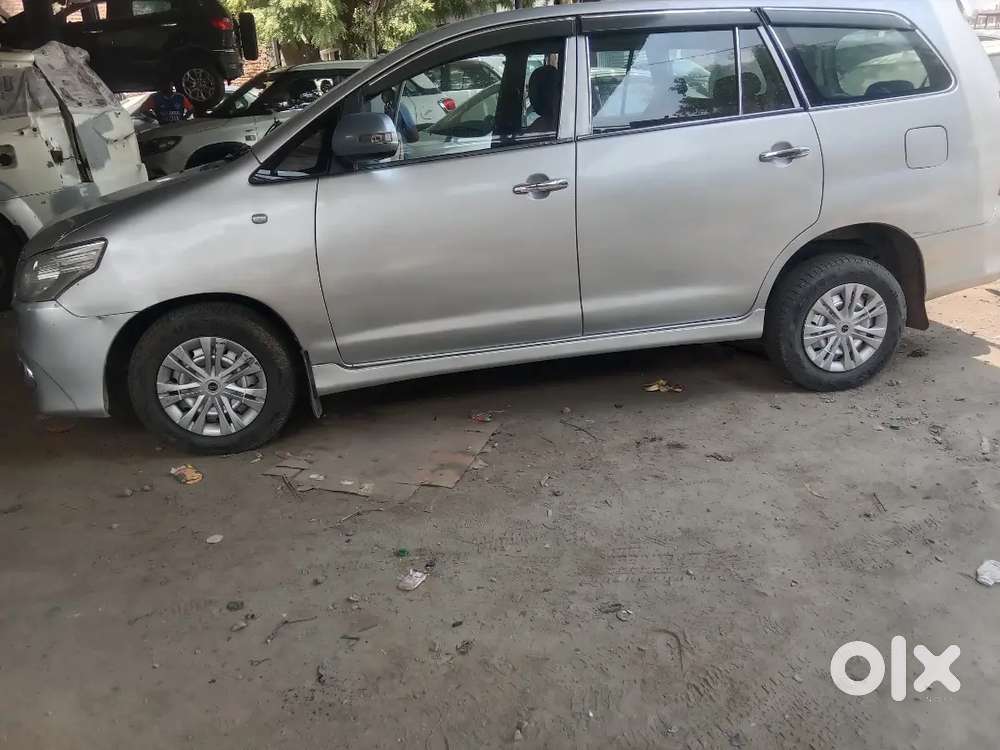 Toyota Innova Car Gadi Ekadam Sahi Hai.