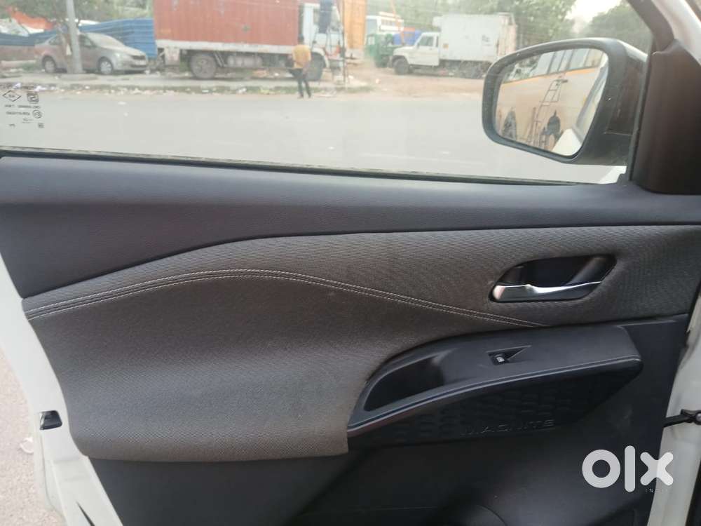 Nissan Magnite 1.0 Xv Premium, 2025, Cng & Hybrids
