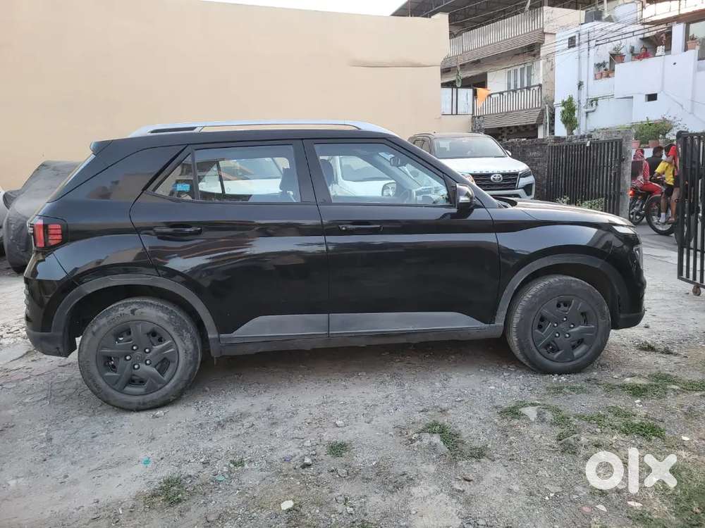 Hyundai Venue 2024 Petrol 9507 Km Driven