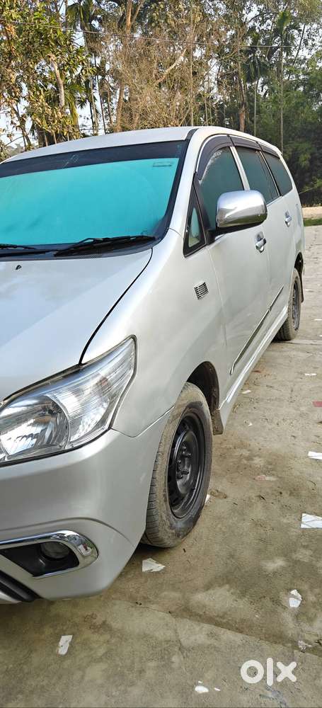 Innova 2.5 G 8 Seater