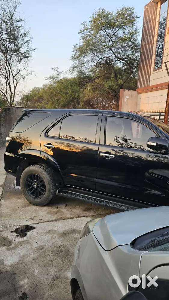 फॉर्च्यूनर बिक्री और बुकिंग के लिए उपलब्ध है।