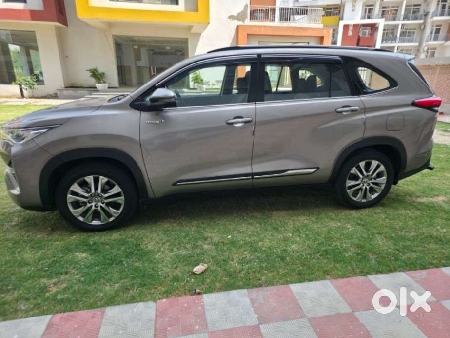 Toyota Innova Hycross 2.0 Zx (o) Hybrid 7 Str, 2023, Petrol