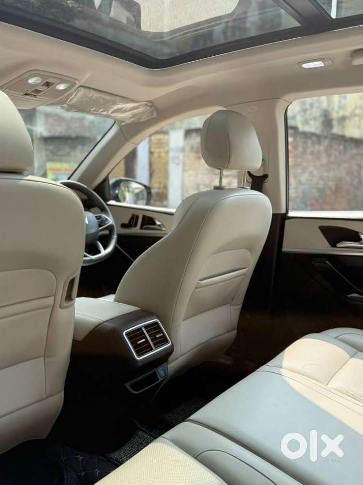 Mahindra Xuv700 2.0 Ax 7 Petrol At Str, 2024, Petrol