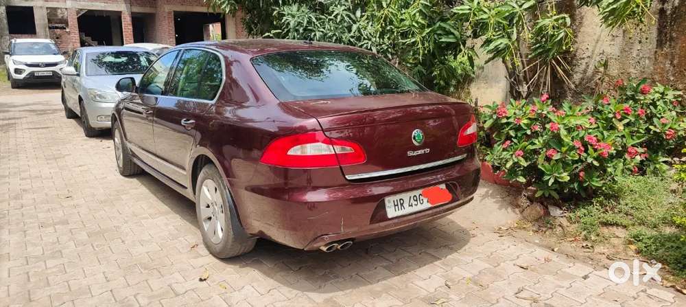 Skoda Superb 2011 Petrol 70000 Km Driven