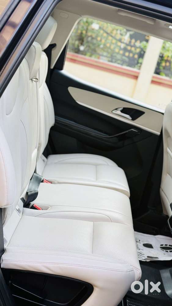 Mahindra Xuv700 2.0 Ax 7 Petrol At Str, 2023, Petrol