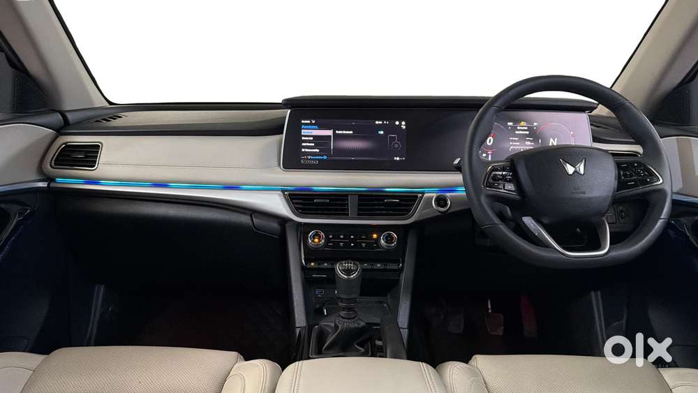 Mahindra Xuv700 2.0 Ax 7 Petrol Mt Str, 2025, Petrol