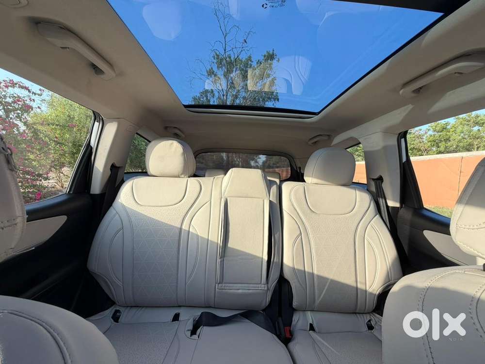 Mahindra Xuv700 2.2 Ax 5 Diesel At 7 Str, 2025, Diesel