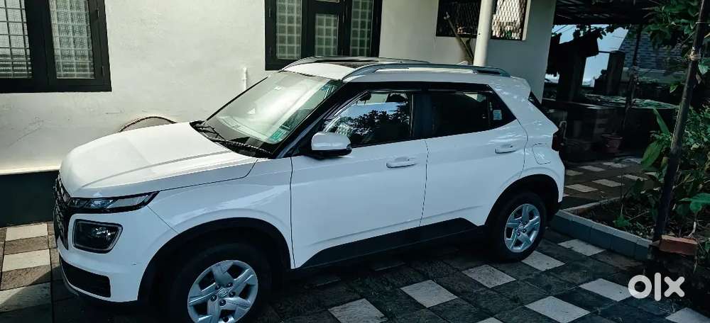 Hyundai Venue 2022 Petrol 11600 Km Driven Family Used Vehicle