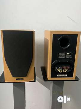 Bookshelf store speakers olx