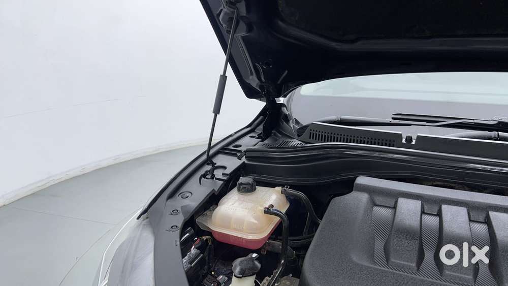 Mahindra Xuv700 2.0 Ax 5 Petrol Mt 7 Str, 2022, Petrol