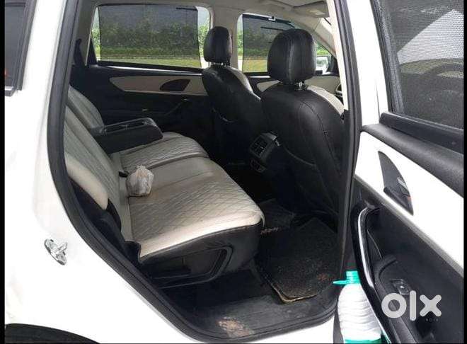 Mahindra Xuv700 2.0 Ax 5 Petrol Mt 7 Str, 2022, Petrol