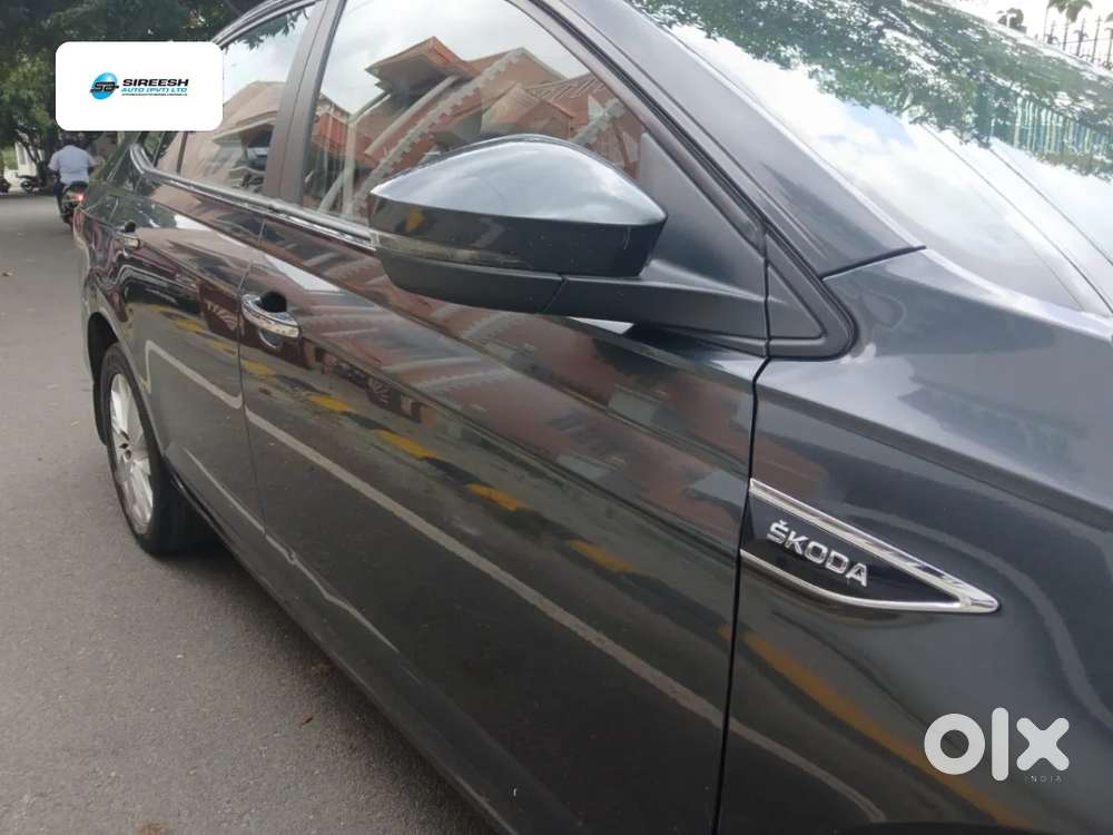 Skoda Slavia Ambition 1.0l Tsi At, 2022, Petrol