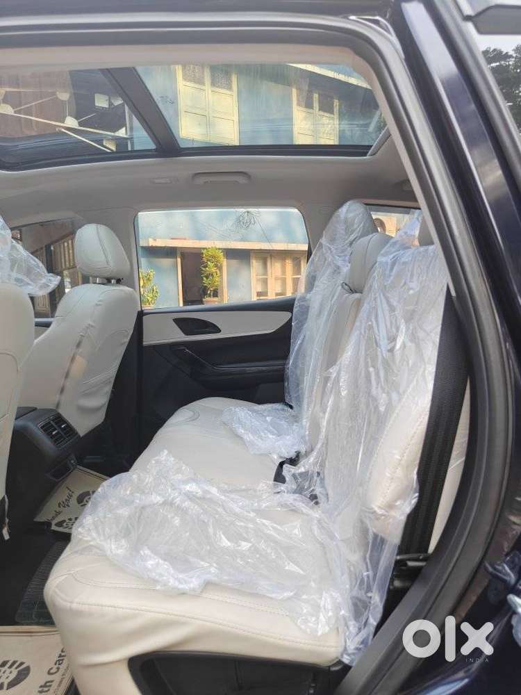 Mahindra Xuv700 2.0 Ax 5 Petrol Mt 7 Str, 2025, Petrol