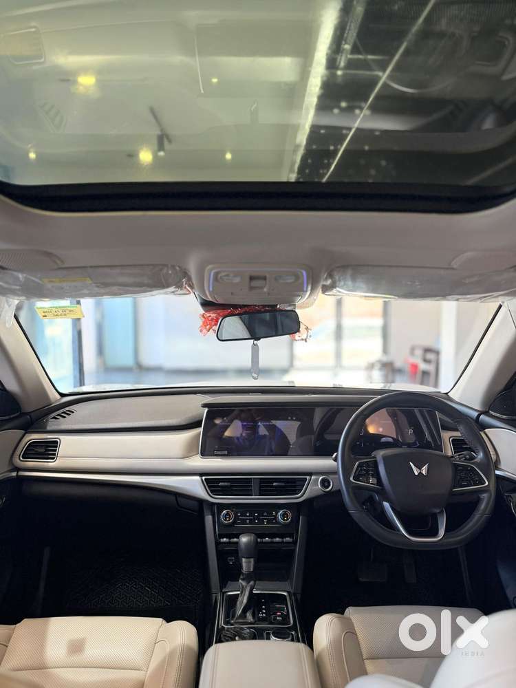 Mahindra Xuv700 2.2 Ax 7 Diesel At Luxury Pack Str Awd, 2022, Diesel