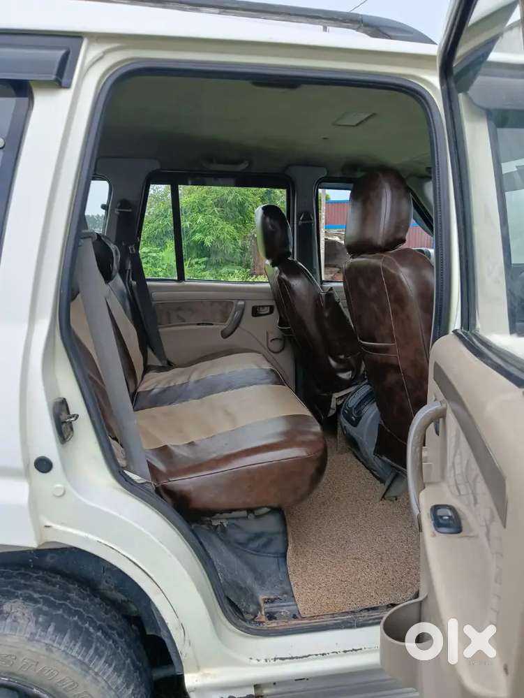 Mahindra Scorpio 2010 कोचस के पास है