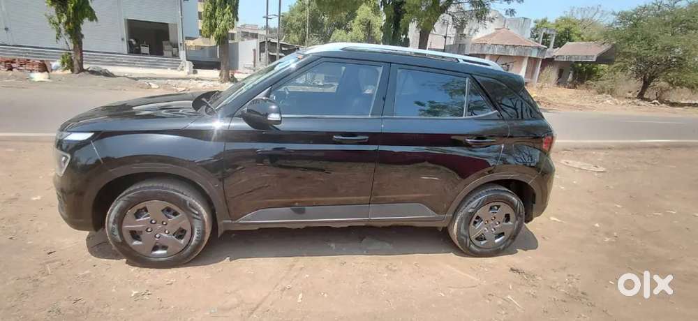 Hyundai Venue 2025 Petrol 20783 Km Driven