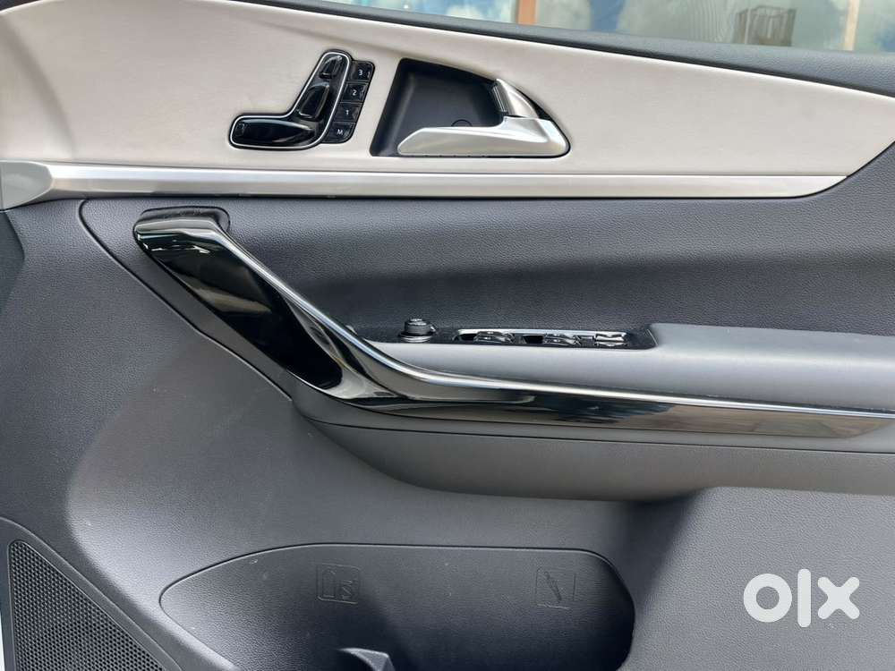 Mahindra XUV700 AX7 Luxury Pack AWD, 2022, Petrol