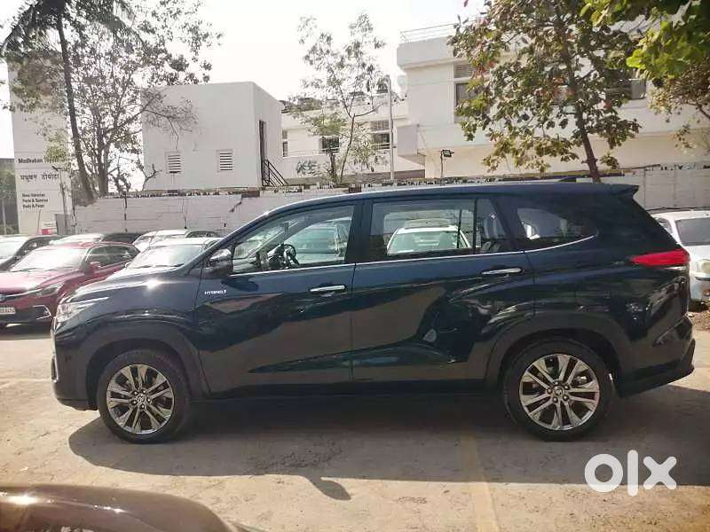 Toyota Innova Hycross
