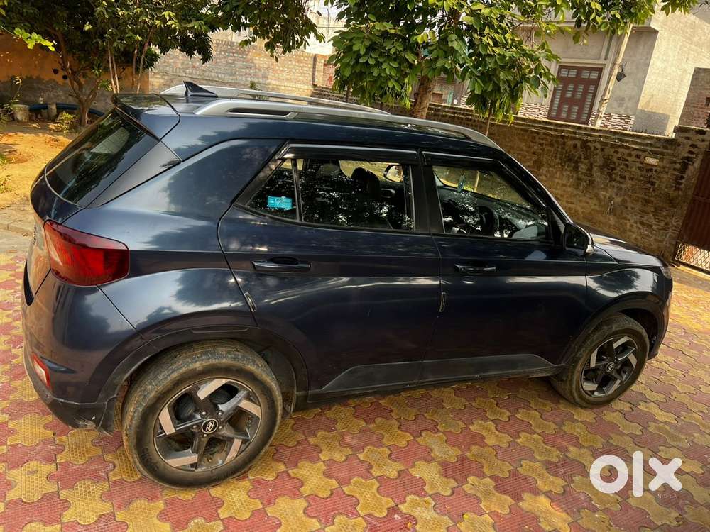 Hyundai Venue Diesel 2020 . Top Model With Sunroof With Service Record