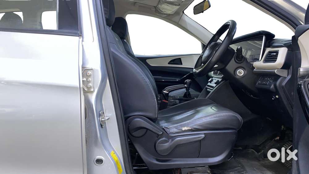 Mahindra Xuv700 2.0 Ax 5 Petrol Mt 7 Str, 2022, Petrol