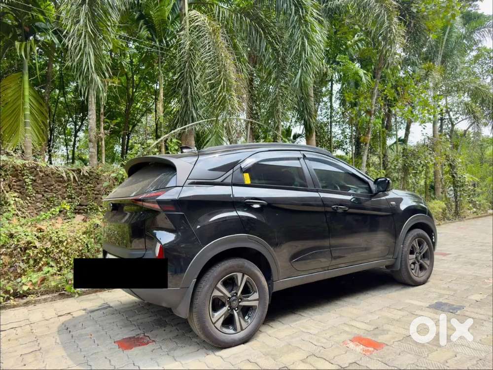 Tata Nexon Creative Plus Ps (panoramic Sunroof) Dark Edition