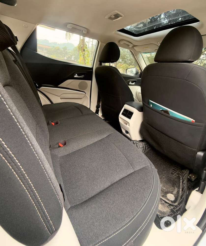 Mahindra Xuv 3xo Ax5 Pm Mt, 2024, Petrol