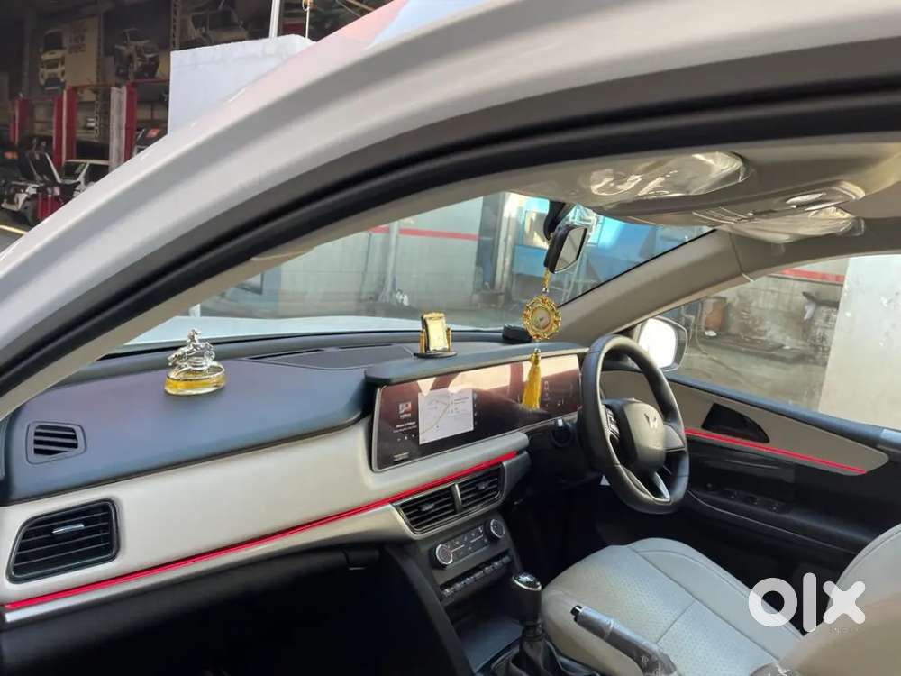 Mahindra Xuv700 2022 Petrol 12500 Km Driven