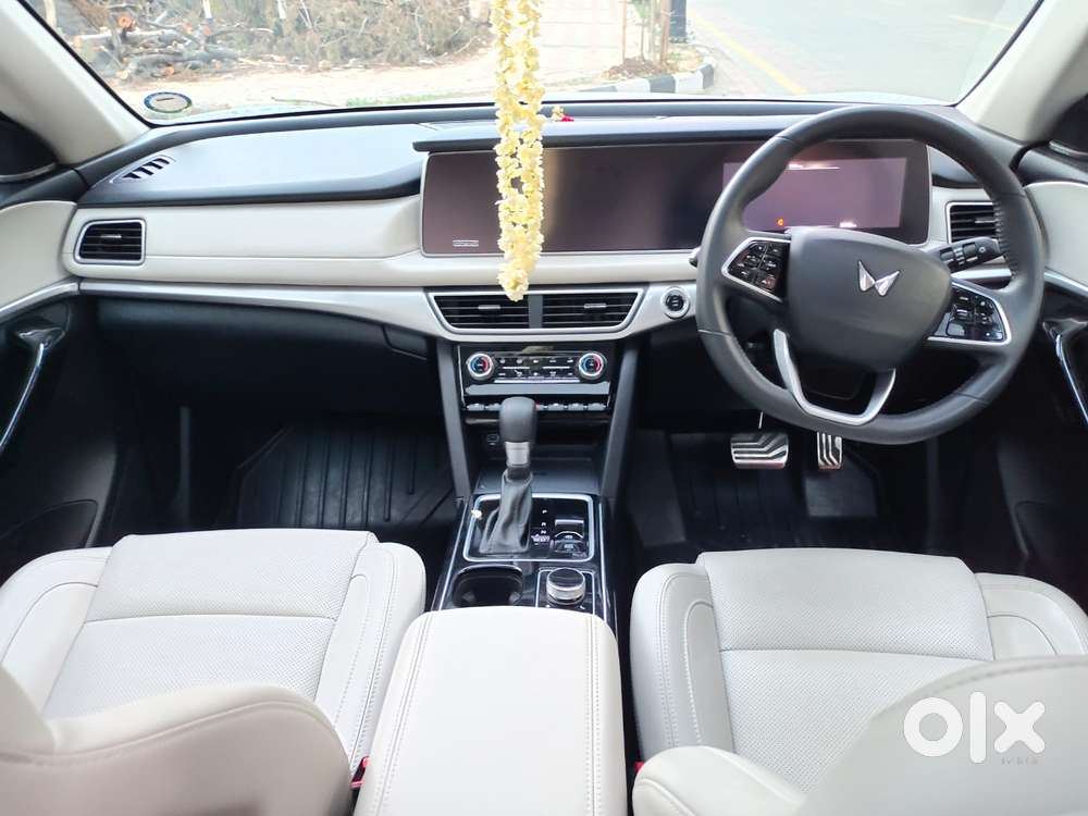 Mahindra Xuv700 2.2 Ax 7 Diesel At Luxury Pack Str Awd, 2023, Diesel
