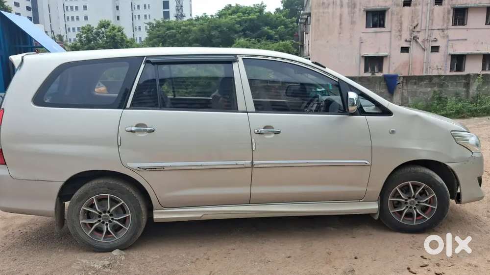  Toyota Innova 2.5 G &ndash; 2015 Model &ndash; 7 Seater - S Gold Colour -