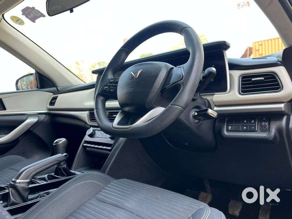 Mahindra Xuv700 2.0 Ax 3 Petrol Mt 5 Str, 2022, Petrol