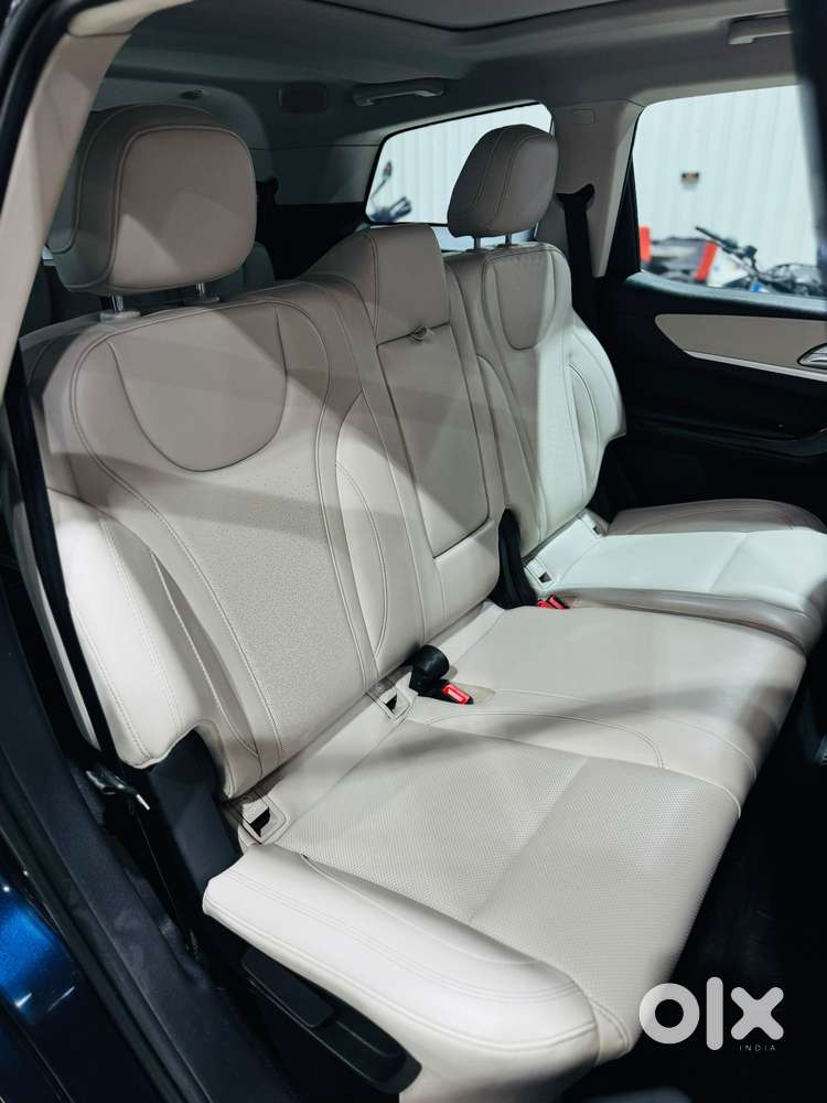 Mahindra Xuv700 2.0 Ax 7 Petrol Mt Str, 2022, Petrol