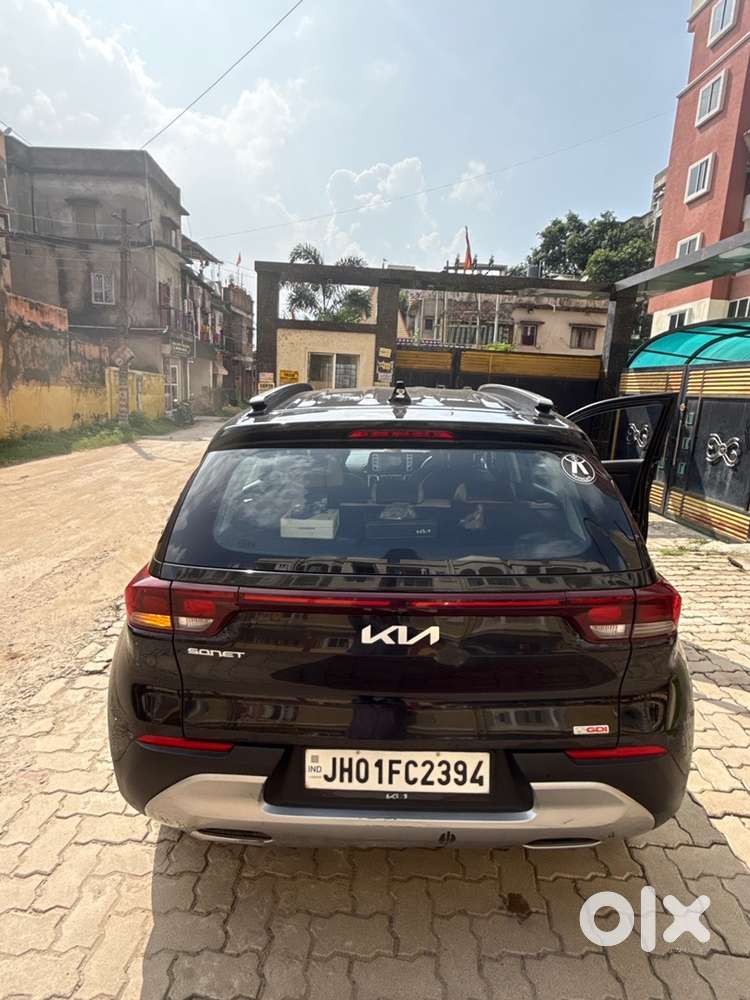 Kia Sonet 2023 Petrol Semi Automatic -black Color With Sunroof