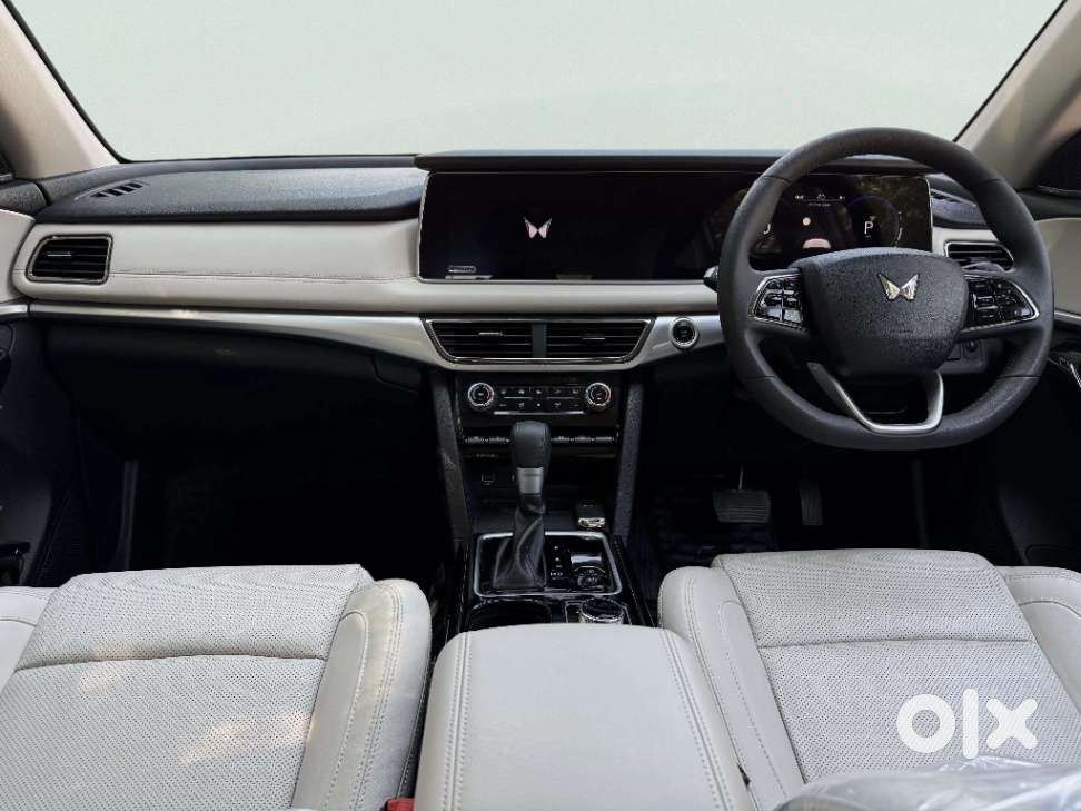 Mahindra Xuv700 2.0 Ax 7 Petrol At Luxury Pack Str, 2025, Petrol