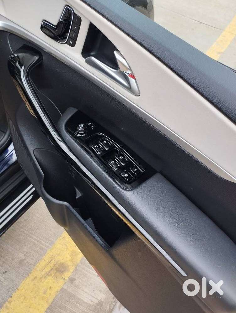 Mahindra Xuv700 2.0 Ax 7 Petrol At Str, 2024, Petrol