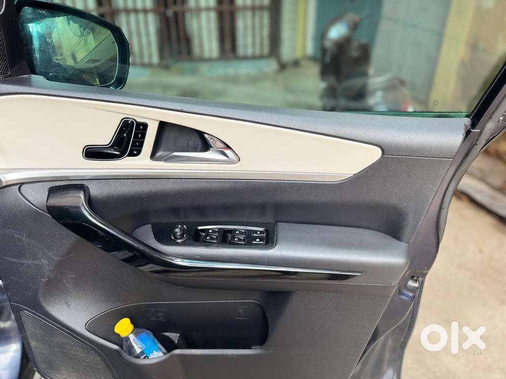 Mahindra Xuv700 2.0 Ax 7 Petrol At Str, 2022, Petrol