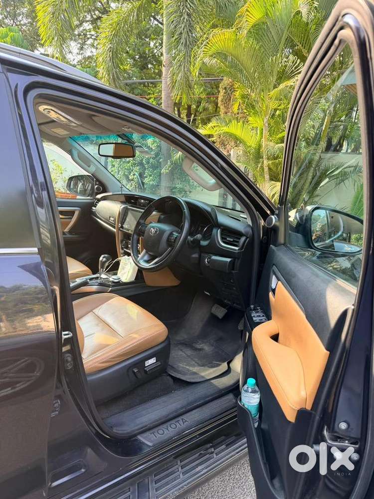 2022 Toyota Fortuner 4*4 At (black Crystalline Shine)