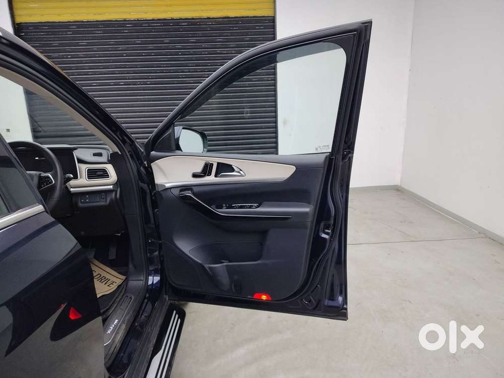 Mahindra Xuv700 2.0 Ax 7 Petrol At Str, 2023, Petrol