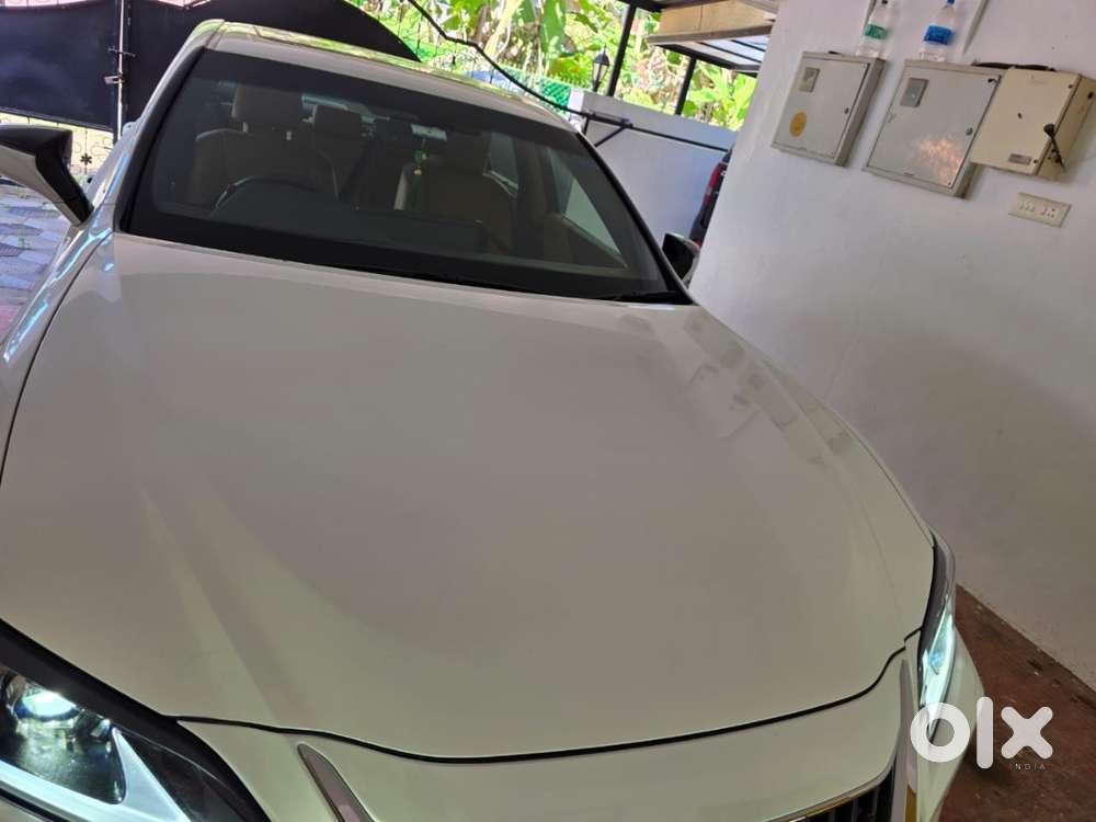 2023 Lexus Es 300h  Single Owner  Only 2,500 Km