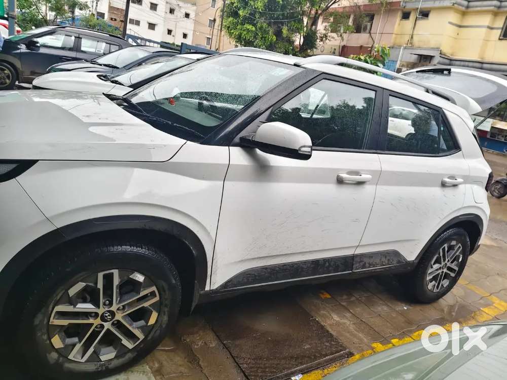 Hyundai Venue 1st Owner 2022 New Shape White Colour