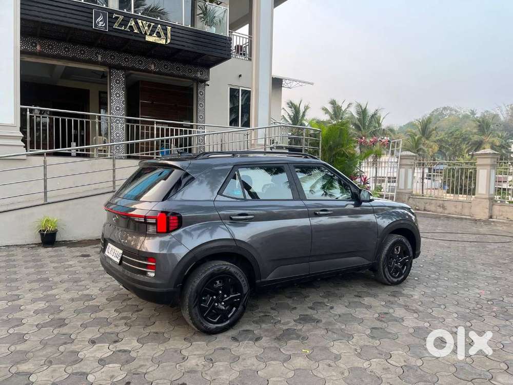 Hyundai Venue 2024 Petrol Well Maintained